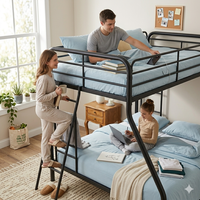 Lit superposé moderne noir en métal, double sur grand lit, avec échelle inclinée, barrière haute et bords arrondis pour chambre d'enfant