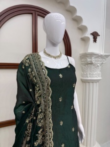Ensemble prêt-à-porter de créateur pour soirée, en soie Fandy, avec broderie de fils et sequins, comprenant haut, bas et dupatta, entièrement cousu. - Product Image 5