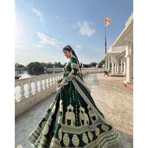 Robes de mariée brodées Lehenga Choli avec travail de séquence - Product Image 3
