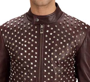 Blouson en cuir clouté marron pour homme 2026, style punk rock motard avec rivets métalliques, coupe ajustée et fermeture éclair frontale - Product Image 5