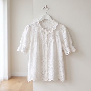 Blusa blanca bordada para mujer, manga corta, cuello cuadrado, detalle de encaje, jersey, Top de verano, ropa informal para uso diario - Product Image 2