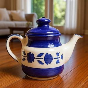 Théière à motif bleu avec bec verseur lisse, poignée confortable, corps isotherme, idéale pour servir le thé - Product Image 1