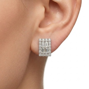 Boucles d'oreilles en or massif 18 carats avec diamants, clous rectangulaires en grappe, taille baguette et taille rond, bijoux - Product Image 4