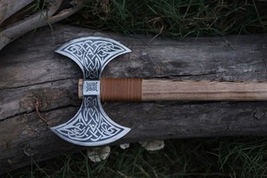 Hacha Táctica de Doble Hoja BA Enterprises, Cabeza de Acero con Alto Contenido de Carbono, Mango de Madera, Diseño Grabado, Herramienta para Talar Árboles, Bricolaje - Product Image 5