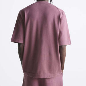 T-shirt en coton surdimensionné, conçu pour le confort et le style, avec une coupe ample qui crée un look décontracté, épuré et tendance. - Product Image 6