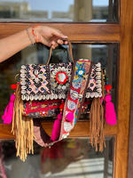 Nouveauté Sac Banjara en Cuir Souple Bohème Hippie Multicolore en Tissu de Coton Tribal Rajasthani Fait Main avec Franges et Pompons
