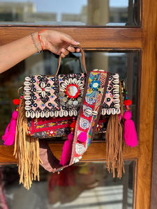 Nouvel arrivage de tissu en coton véritable fait à la main pour femmes du <span class=keywords><strong>Rajasthani</strong></span> Tribal Multi couleur Boho Hippie daim cuir frange gland Banjara sac