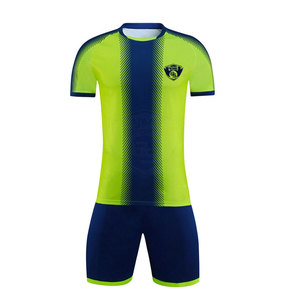 Vêtements d'entraînement en gros, uniformes de football fabriqués au Pakistan, meilleure qualité, prix bas, service OEM, uniformes de football par Bajwat Sports - Product Image 1