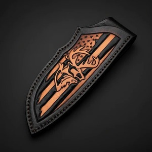Cuchillo de caza hecho a mano con hoja de acero de Damasco y diseño de ciervo, mango de asta de ciervo y funda de cuero - Product Image 2