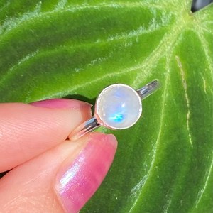 Anillo de Piedra Lunar Hecho a Mano, Plata de Ley 925, Opalescente, Redondo, Azul Brillante, Apilable, Joyería Original para Regalo - Product Image 1