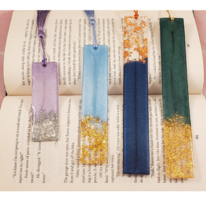 Nouveau produit très demandé : Marque-page en résine naturelle fait main, magnifique, avec paillettes, effet marbré, unique et transparent. - Product Image 6