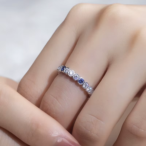 Anillo de Diamantes de Oro Blanco para Mujer, Corte Brillante Redondo con Piedras Laterales de Zafiro, Estilo Clásico de Compromiso - Product Image 6
