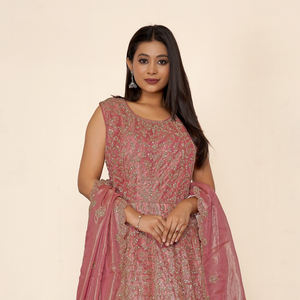 ชุดเลเฮนกาผ้าไหมเฟนดี้สุดหรูหรา ปักลายดิ้นทองและเลื่อมอย่างประณีต เหมาะสำหรับงานแต่งงาน งานพรอม งานเลี้ยงริมชายหาด หรืองานเฉลิมฉลองต่างๆ ความยาวระดับพื้น สำหรับผู้หญิง - Product Image 4