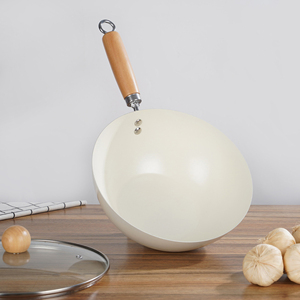 Wok professionnel antiadhésif, parfait pour la cuisson par sautage, la friture et la préparation de plats savoureux en format familial, facilement. - Product Image 3