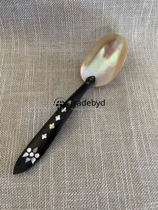 Cuchara de Servir Moderna de Lujo con Incrustaciones de Madreperla, para Fiestas, Hecha a Mano, Apta para Lavavajillas y Ecológica, por Tradebyd - Product Image 3