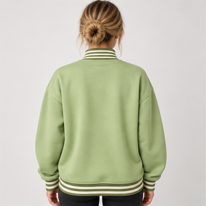 Sweat-shirt à col montant pour femme, couleur vert sauge clair, avec bordure rayée olive et ivoire, lettres universitaires, manches longues, logo personnalisé - Product Image 2