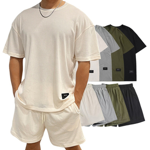 Conjunto Deportivo de Dos Piezas para Hombre, Camiseta de Cuello Redondo Corta Informal de Punto a la Moda, con Logotipo Personalizado Estampado en Color Sólido - Product Image 2