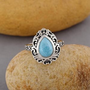 Bague fine en argent sterling 925 massif, design filigrané, avec pierre précieuse Larimar naturelle de forme poire, oxydée, style antique, pour l'amour ou comme bijou. - Product Image 1