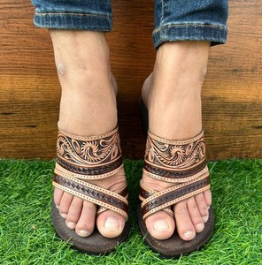Nuevas sandalias de cuero mecanizadas a mano para mujer, zapatos de verano marroquíes tradicionales, Sandalias planas Bereber Vintage de cuero hechas a mano Natural - Product Image 3