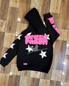 Sudadera con Capucha Negra con Estampado Rosa de Mariposas y Diseño de Estrellas, Corte Regular, Ropa Casual - Product Image 2