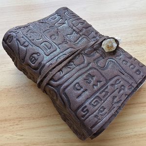 Diario de Cuero Marrón Grabado en Relieve Estilo Vintage con Colgante de Piedra de Cristal, Diario Artesanal Texturizado, Diario de Viaje y Cuaderno - Product Image 3