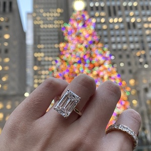 Bague de fiançailles de luxe allongée en or jaune 14K avec diamant de laboratoire taille émeraude 8 carats certifié IGI, bague solitaire, vente en gros d'usine - Product Image 1