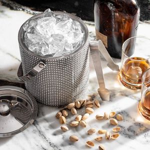 Seau à glace moderne en métal avec poignée pratique pour le stockage de glace, le refroidissement des boissons, les bars, les restaurants, la restauration et les événements. - Product Image 2