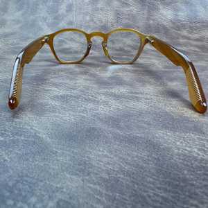 Gafas de Sol Vintage Geométricas de Montura Completa, de Cuerno Natural Color Ámbar Marrón, Ligeras, Unisex, Estilo Punk, con Remaches Metálicos y Acetato Grueso - Product Image 5
