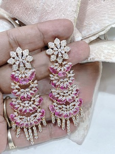 Pendientes de latón chapado en oro de calidad premium con circonita brillante y piedra tallada en forma de rosa para mujer, ideales para fiestas y eventos nocturnos. - Product Image 3