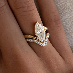 Ensemble de bagues de mariée Marquise avec alliance assortie en chevron incurvé, bague de fiançailles en forme de V avec diamant de laboratoire en or massif 14 carats - Product Image 5