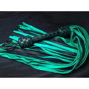 Flogger de cuero de estilo clásico con correas largas y flexibles y mango de agarre firme, diseñado para mayor resistencia y durabilidad. - Product Image 1