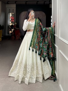 Lehenga de Georgette con diseño Lucknowi y trabajo de espejo en papel, con blusa y dupatta, conjunto especial de Lehenga Choli para Navratri. - Product Image 3