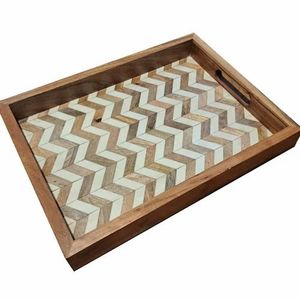 Plateau de service rectangulaire en bois avec incrustation à motif chevron, finition vernie, pour utilisation sur table, design moderne, plateau de rangement durable - Product Image 1