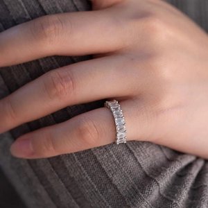 Anillo de Oro Blanco Sólido de 14K con Diamante Cultivado en Laboratorio de Corte Esmeralda de 4x3mm, Anillo de Boda de Lujo con Engaste de Puntas Compartidas y Media Eternidad - Product Image 2