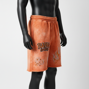 Shorts pour femmes en coton polyester molletonné, délavé à l'acide, couleur orange, avec logo brodé et strass thermocollés - Product Image 3