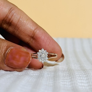 แหวนเพชรแท้ทรงกลมเจียระไนแบบบริลเลียนท์ ดีไซน์ดอกไม้ทองคำโรส 14k สำหรับผู้หญิง สไตล์หรูหรา เหมาะสำหรับเป็นของขวัญหมั้นและวันครบรอบสำหรับเธอ - Product Image 2