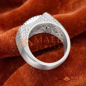 แหวนเงินชุบแบบกำหนดเองสำหรับผู้ชาย ประดับเพชรทรงบาแกตต์แบบไมโครเพฟ ดีไซน์ Iced Out พร้อมดีไซน์ด้านในแบบ Comfort Fit สไตล์ฮิปฮอป - Product Image 2
