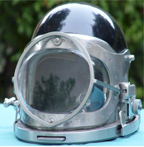 Casco de buceo metálico oscuro con visera articulada y rejilla protectora, montado en un soporte acolchado para el cuello, a precios de mayorista. - Product Image 5