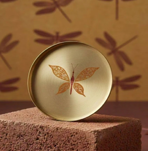 Sous-verre rond en laiton brossé doré, décoré d'un délicat papillon central, disponible à prix de gros. - Product Image 1