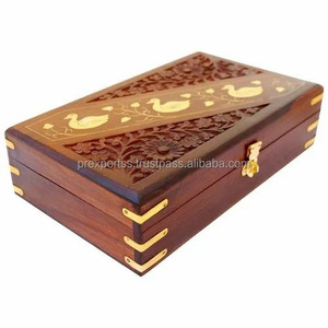 Boîte à bijoux rectangulaire en bois marron artisanale et durable, gravée, avec fermeture à boucle, pour rangement de souvenirs, cadeaux et accessoires, en velours de canard - Product Image 3