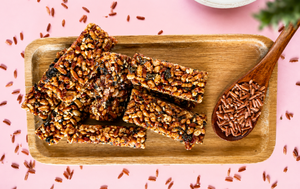 Barres de riz brun croustillantes et snacks soufflés - Céréales énergétiques nutritives avec des noix, riches en fibres, prêts à consommer, friandise sucrée - Product Image 2
