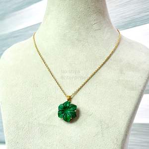 Colgante de malaquita con forma de flor tallada, elegante collar de piedra preciosa para mujer, venta al por mayor de joyería. - Product Image 5