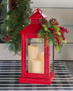 Farol Navideño Moderno de Metal Rojo con Velas LED sin Llama, Decoración con Piñas y Bayas, Farol Decorativo de Navidad para Exhibición en Exteriores - Product Image 1