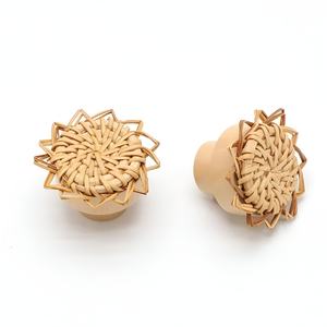 Poignées en bois naturel pour portes de tiroirs de placard boutons de porte d'armoire en rotin moderne en gros du Vietnam - Product Image 1