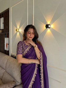 Sari en soie violette avec bordure en dentelle brodée, tenue traditionnelle indienne pour femmes, pour les occasions de mariage et de Diwali, séchage rapide, protection solaire - Product Image 2