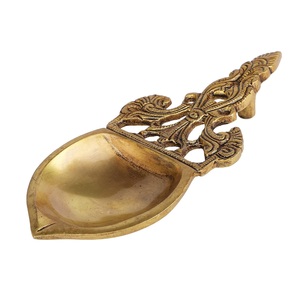 Cuillère Hawan en laiton antique avec Diya à huile, louche traditionnelle pour le versement du ghee, accessoire décoratif pour la cérémonie du feu, laiton fait main - Product Image 3