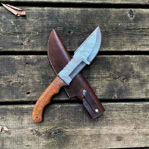 Couteau de chasse et de survie Damas de haute qualité, personnalisé, en gros, avec manche en bois, lame pleine en acier, pour activités de plein air et bushcraft - Product Image 1