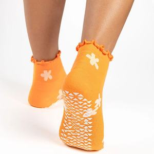 ODM Chaussettes de yoga antidérapantes tricotées à fleurs en coton respirant pour le Pilates, vente en gros sur mesure et certifiées par l'usine - Product Image 3
