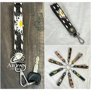 Nouvelle sangle porte-clés artisanale en cuir de vachette véritable avec concho et motif floral tournesol, pince à clés de style western, cadeau - Product Image 1