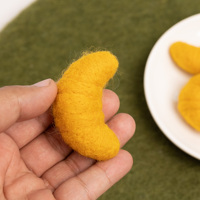 Ornement en feutre de laine en forme de croissant, fait main, jouet alimentaire d'imitation, guirlande en feutre, décoration de boulangerie, cadeau pour enfant, feutre et fil, vente en gros NP